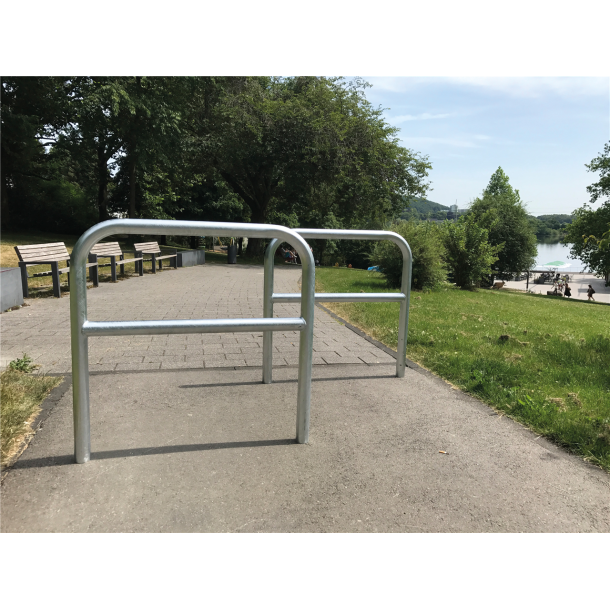 Hoop of steel tube |  60 x 2,5 mm | with cross bar | to be fixed by plugs | total width: 2000 mm | total height: 1000 mm | hot-dip galvanized and white coatedwith red reflecting stripes